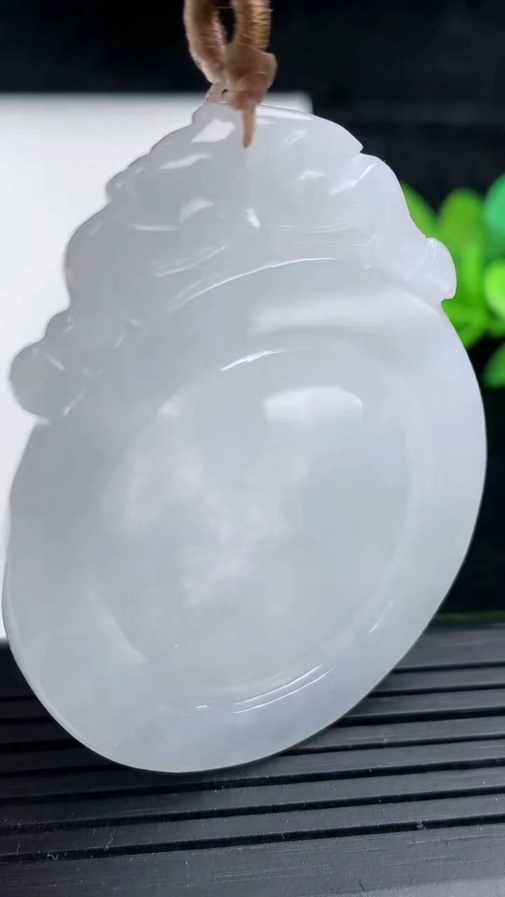 天然A货翡翠龙牌吊坠，尺寸53.5-43.5-6，重量:25.46g
3月16日