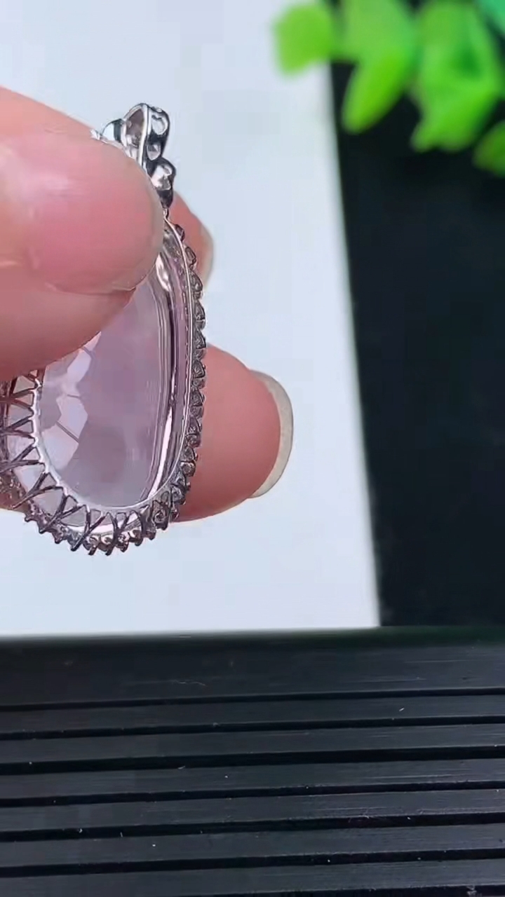 天然A货翡翠种白冰福豆吊坠尺寸31.6-13.5-8.3裸石21.1-10.4重量:3.55g
3月16日