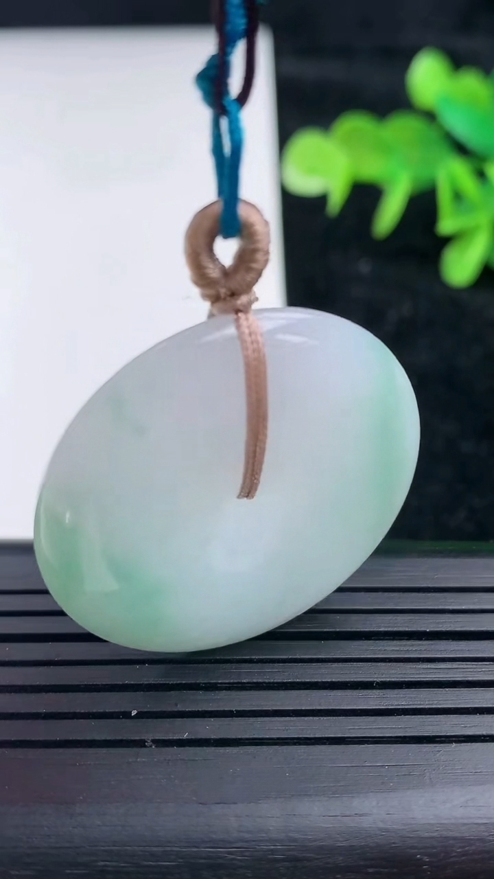 天然A货翡翠平安扣吊坠，尺寸33.5-5.5，重量:14.10g
3月16日