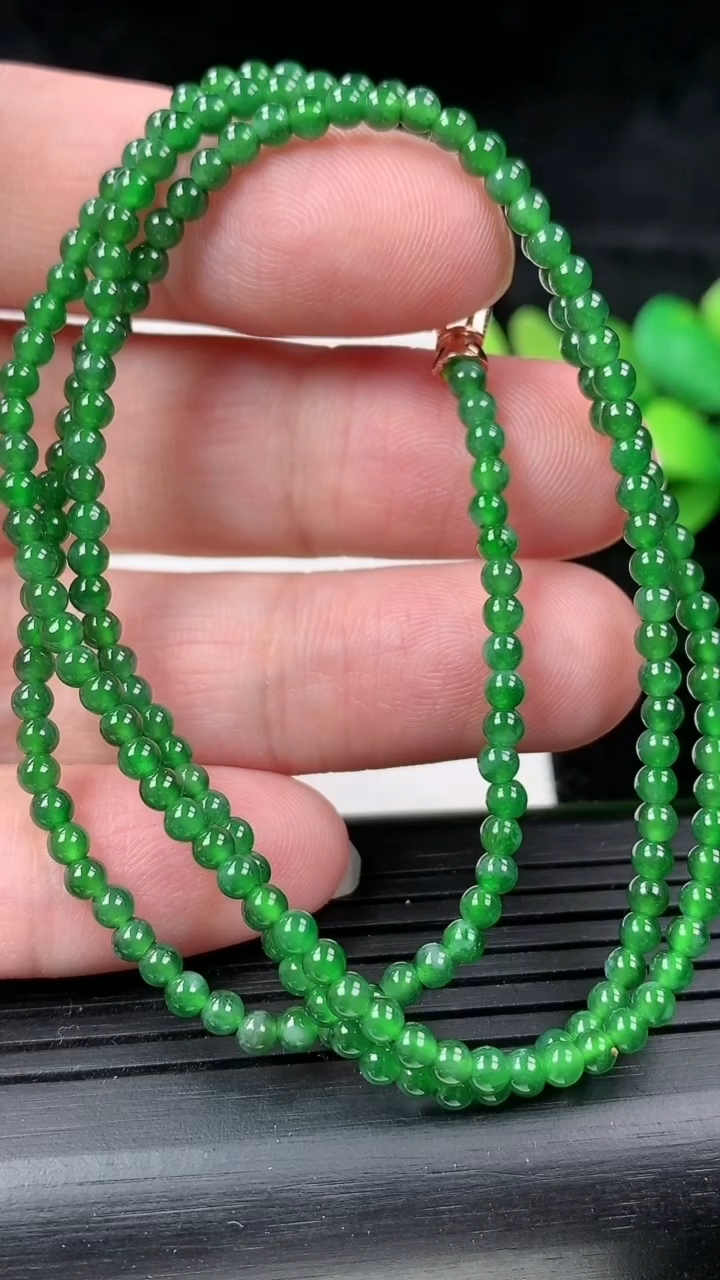 天然A货翡翠圆珠项链，尺寸4，重量:15.37g3月16日
工厂直销收藏佳品,种好水足，色泽均匀，有