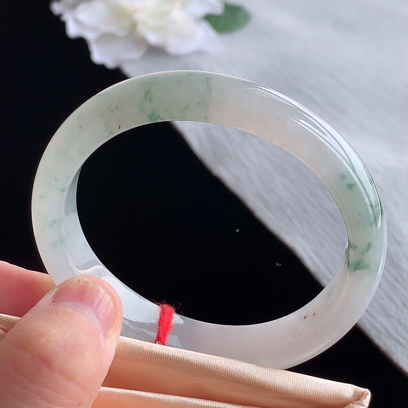 天然A货翡翠飘花贵妃手镯54-55圈口 
尺寸54-47.5-12.6-7.3mm 0315