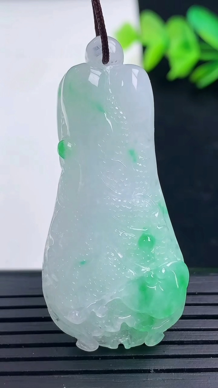 天然A货翡翠白菜吊坠尺寸49.2-22.4-11.1重量:20.11g
3月16日