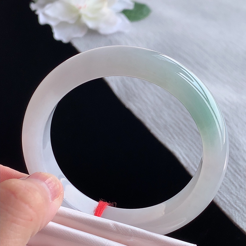 天然A货翡翠飘绿正装正圈手镯54-55圈口 
尺寸54.3-13-8.6mm 0315