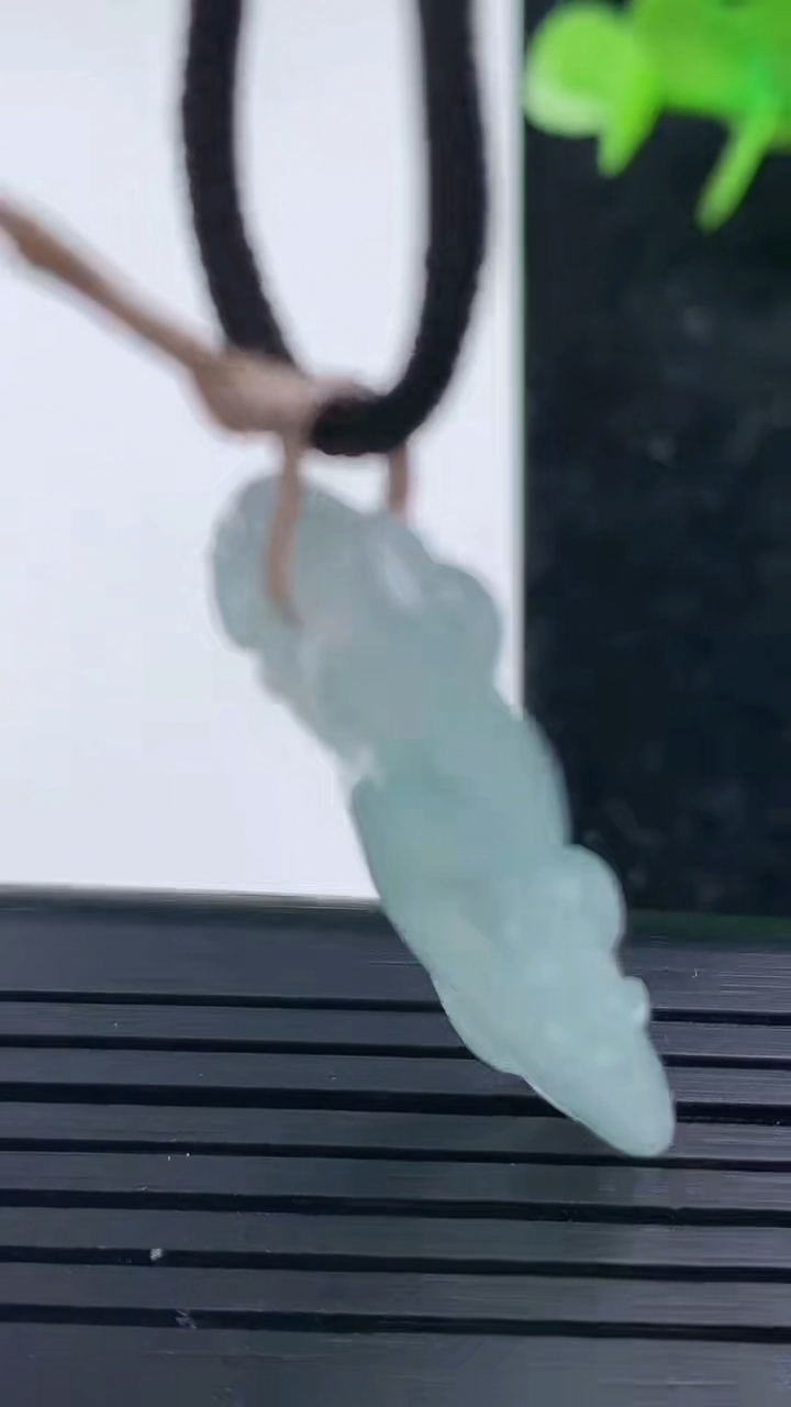 天然A货翡翠复古龙吊坠，尺寸40.6-12.6-5.5，重量:4.96g
3月16日