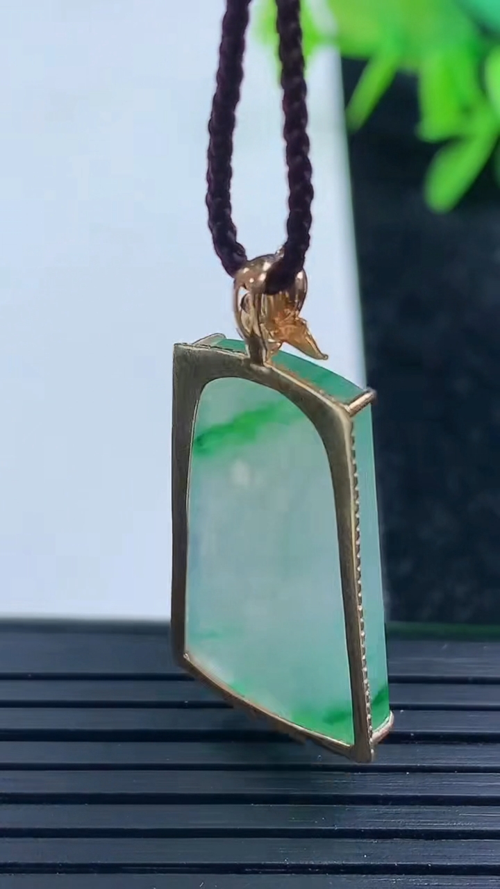 天然A货翡翠无事牌吊坠尺寸32.8-16.1-3.5裸石24.9-14.1重量:4.32g
3月16日