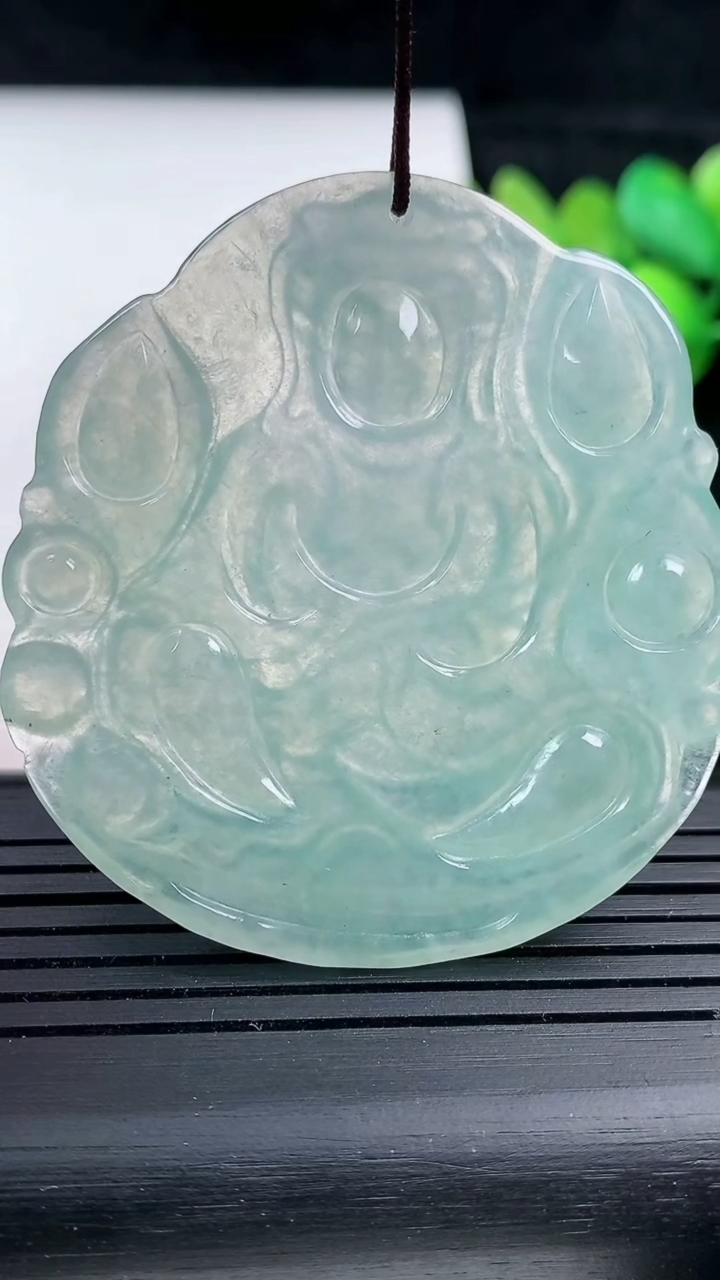 天然A货翡翠大势至菩萨吊坠，尺寸51-48-3.6，重量:17.97g
3月16日