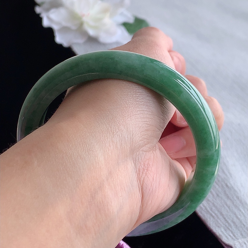 天然A货翡翠满绿正装正圈手镯62-63大圈口  
尺寸62-11.7-9mm 0315