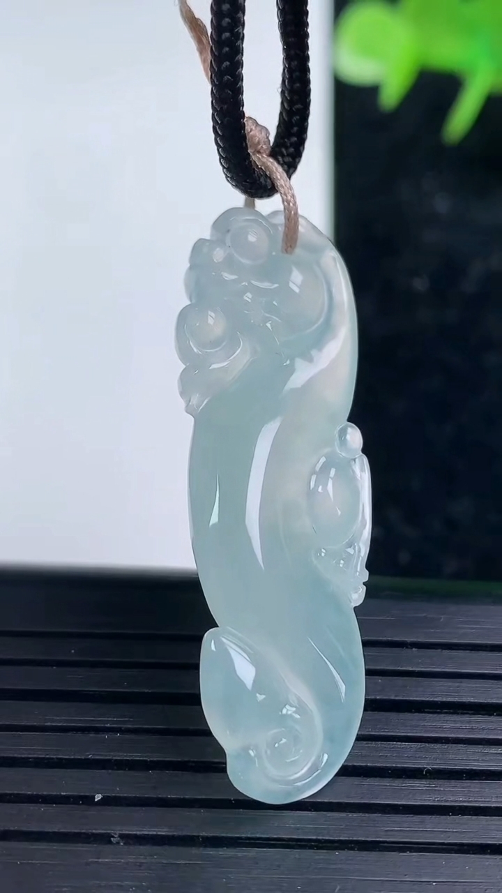 天然A货翡翠复古龙吊坠，尺寸40.6-12.6-5.5，重量:4.96g
3月16日