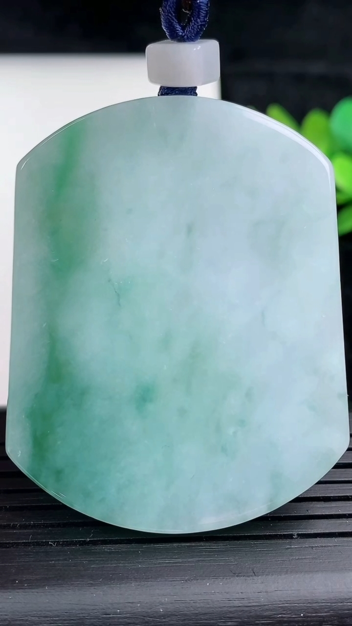 天然A货翡翠无事牌吊坠，尺寸52-41-5.5，重量:35.57g
3月16日