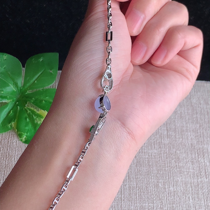 天然A货翡翠18K金伴钻镶嵌阳绿紫罗兰蛋面手链 
尺寸8.3-7-6.5mm 重量5.00g 0308