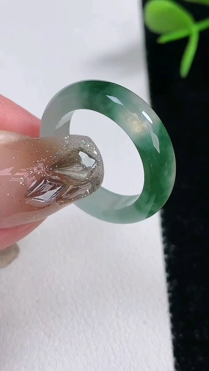 天然A货翡翠冰种飘花玉指环戒指，尺寸17-5.5-3.5，重量:3.77g2026年3月16日
工厂