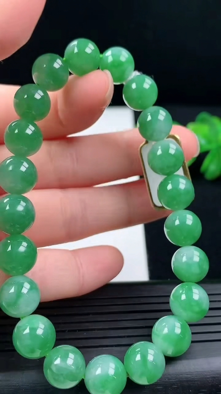 天然A货翡翠圆珠手串尺寸9-21颗重量:29.90g3月16日
工厂直销收藏佳品,种好水足，色泽均匀，有种有色，上手高大气！