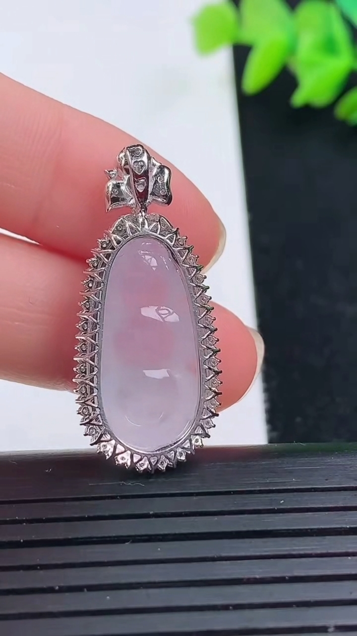 天然A货翡翠种白冰福豆吊坠尺寸31.6-13.5-8.3裸石21.1-10.4重量:3.55g
3月16日