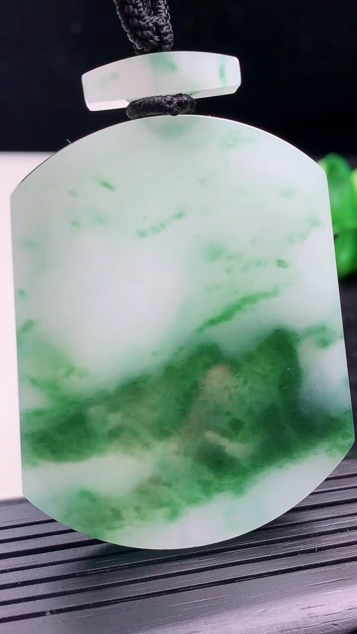 天然A货翡翠花无事牌吊坠尺寸54.6-44-5.9重量:49.59g
3月16日