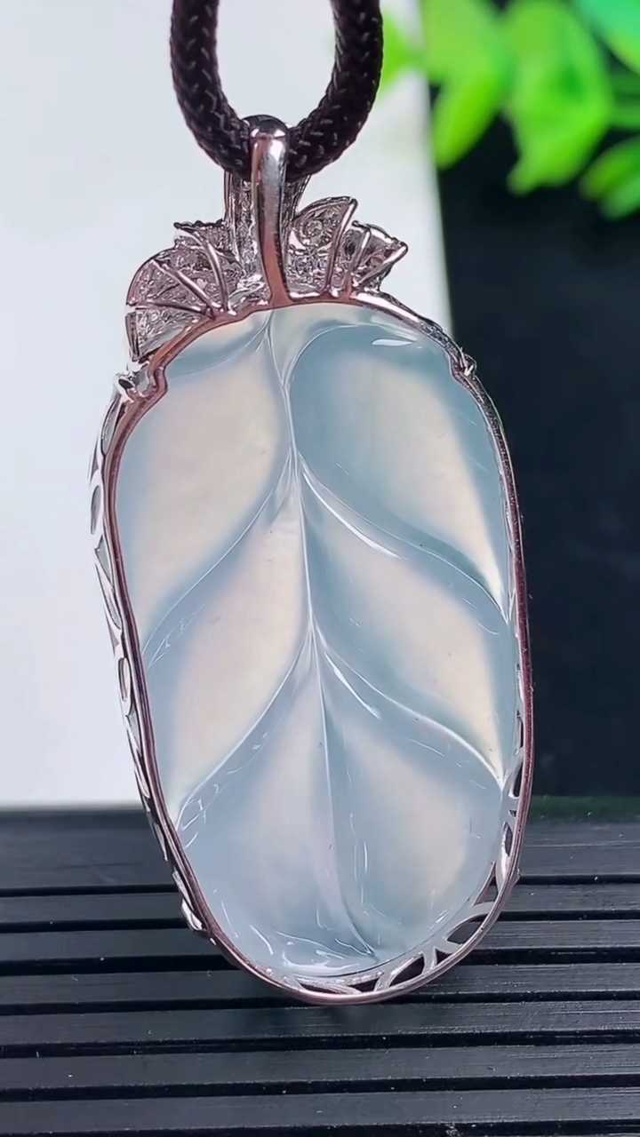 天然A货翡翠种紫罗兰金枝玉叶 叶子吊坠尺寸43.9-20.7-9.1重量:10.08g
3月16日