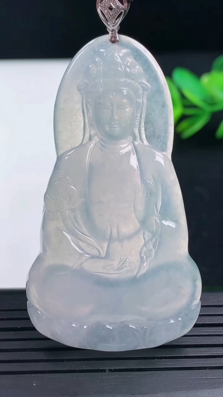 天然A货翡翠种飘花大势至菩萨吊坠尺寸59-34.1-5重量:20.53g
3月16日