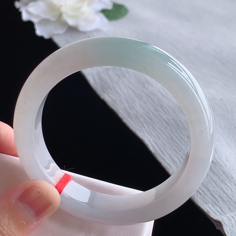 天然A货翡翠飘绿正装正圈手镯54-55圈口 
尺寸54.3-13-8.6mm 0315