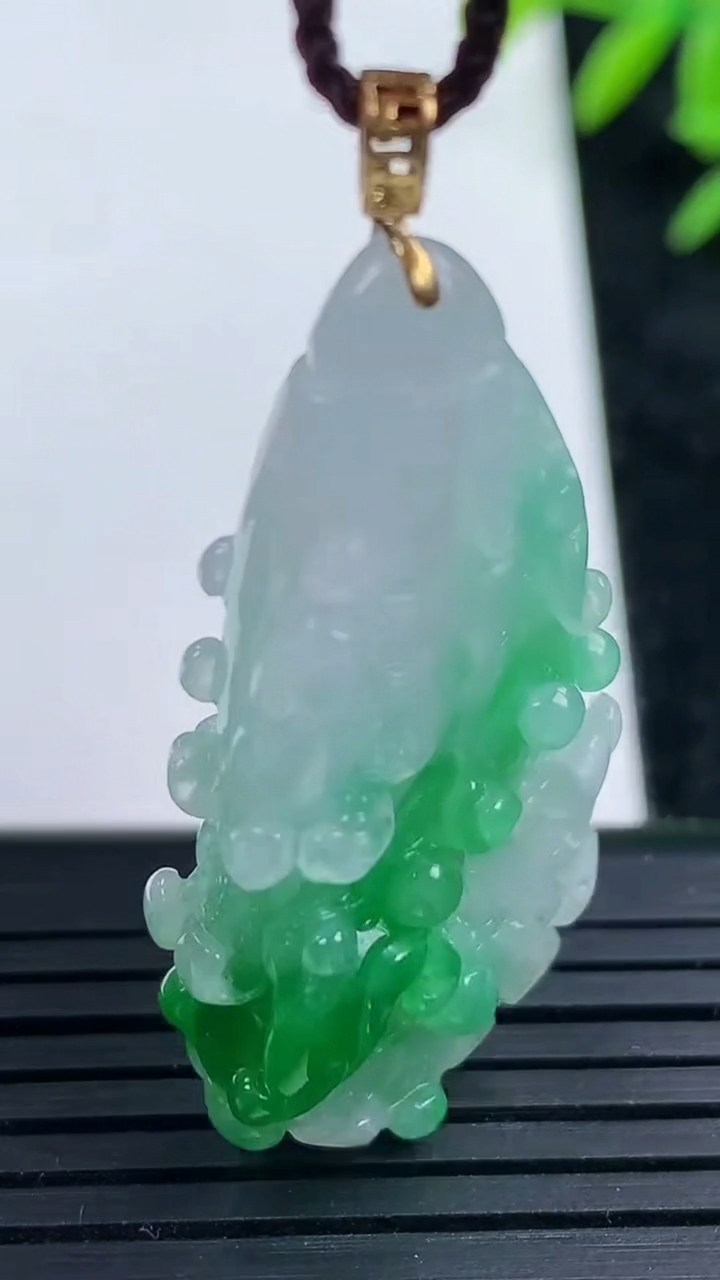 天然A货翡翠白菜吊坠，尺寸38-20-9.6，重量:10.55g
3月16日
