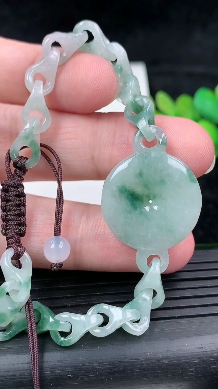 天然A货翡翠飘花平安扣手链，尺寸22.5-5.8，重量:13.90g
3月16日