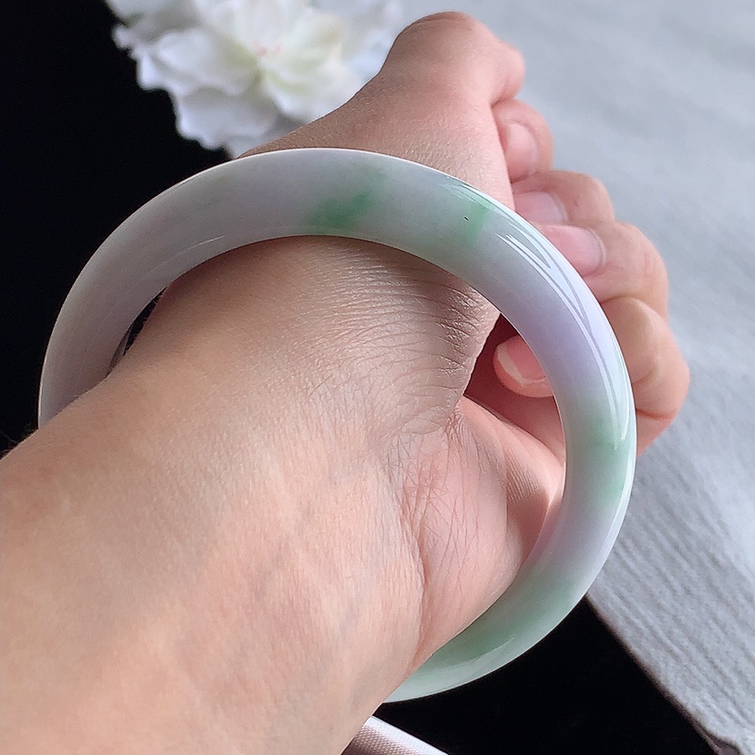 天然A货翡翠春带彩紫罗兰飘绿正装正圈手镯56-57圈口  
尺寸56.8-12.3-8.5mm 0315