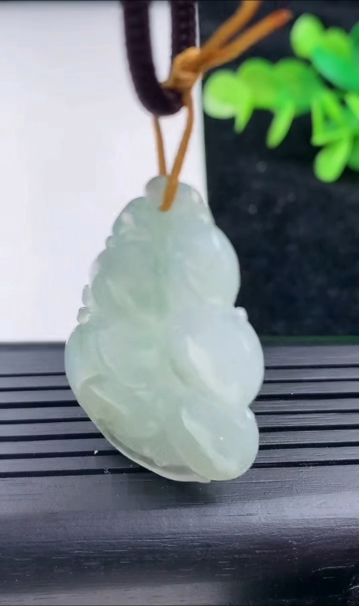 天然A货翡翠飘花生肖猴吊坠，尺寸37.5-25.5-7，重量:9.96g
3月16日