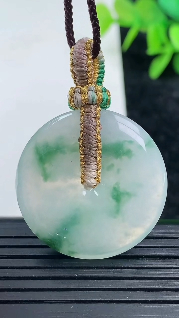 天然A货翡翠冰种飘花平安扣吊坠尺寸28.9-5.1重量:9.86g
3月16日