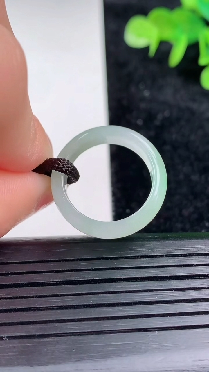 天然A货翡翠素面玉指环 戒指，尺寸17.2-5.6-3，重量:2.74g2026年3月16日
工厂直销收藏佳品,种好水足，色泽均匀，有种有色，上手高大气！