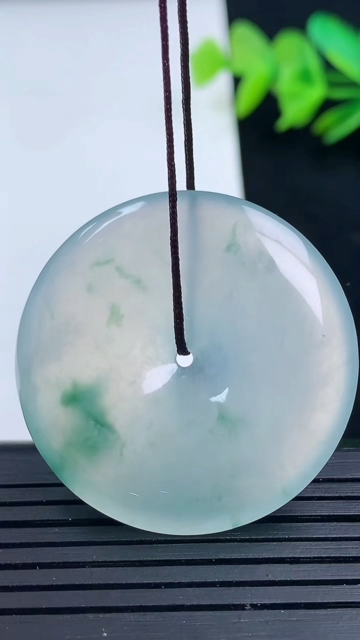 天然A货翡翠种飘花平安扣吊坠尺寸35.6-5.8重量:15.69g
3月16日