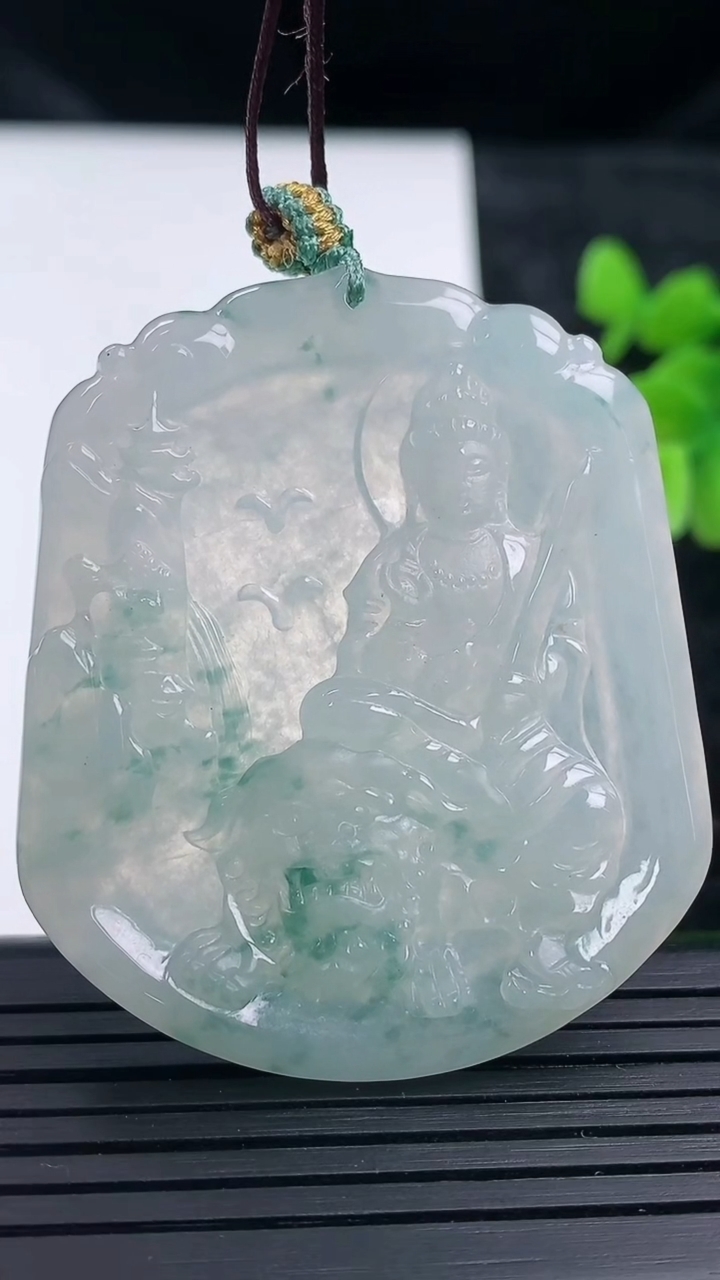 天然A货翡翠飘花文殊菩萨吊坠尺寸48.2-41.6-4.2重量:20.00g
3月16日