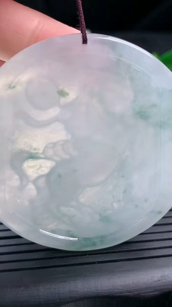 天然A货翡翠飘花生肖马吊坠尺寸54.1-47.2-5.1重量:26.34g
3月16日