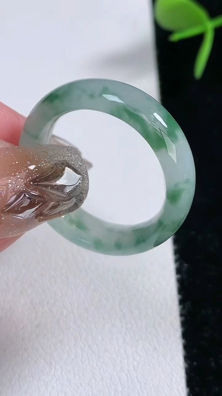 天然A货翡翠冰种飘花玉指环戒指，尺寸20.2-7-4，重量:5.46g2026年3月16日
工厂直销收藏佳品,种好水足，色泽均匀，有种有色，上手高大气！