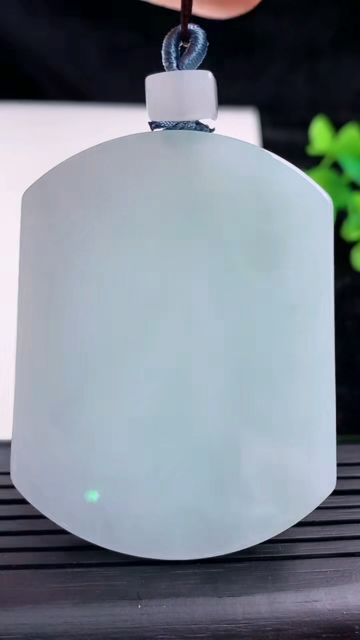 天然A货翡翠无事牌吊坠，尺寸55-42-5.5，重量:38.77g
3月16日