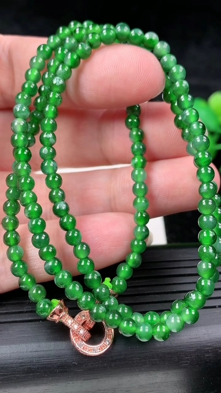 天然A货翡翠圆珠项链，尺寸3，重量:8.80g3月16日
工厂直销收藏佳品,种好水足，色泽均匀，有种有色，上手高大气！