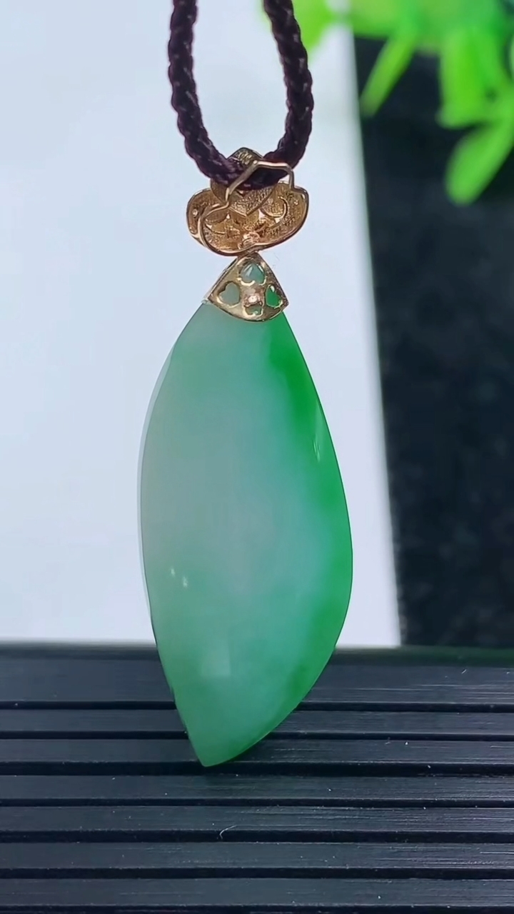 天然A货翡翠随形吊坠尺寸31-12.6-5.1重量:4.20g
3月16日