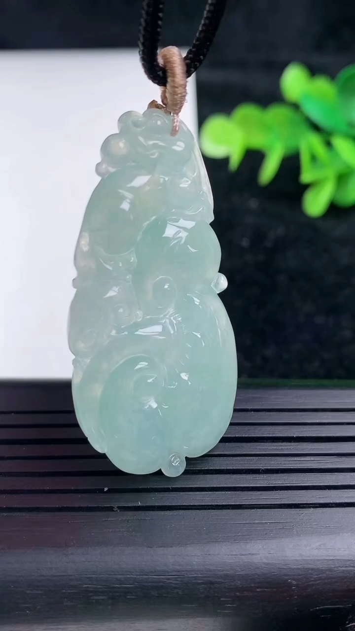 天然A货翡翠飘花如意吊坠，尺寸44.5-23.6-5.2，重量:9.86g
3月16日