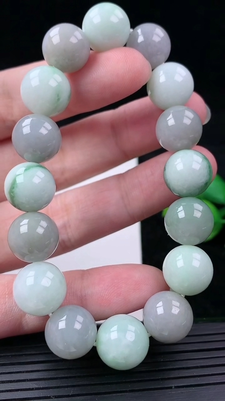天然A货翡翠飘花圆珠手串，尺寸13.3，重量:59.79g3月16日
工厂直销收藏佳品,种好水足，色泽均匀，有种有色，上手高大气！