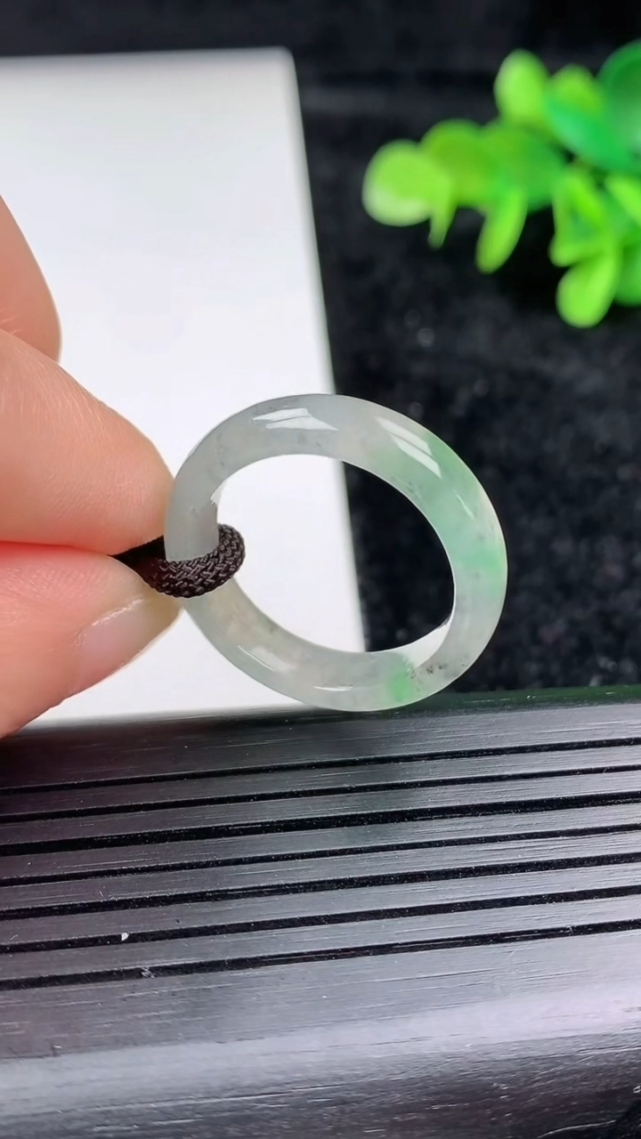 天然A货翡翠飘花玉指环 戒指，尺寸19.2-5.5-3.5，重量:3.43g2026年3月16日
工厂直销收藏佳品,种好水足，色泽均匀，有种有色，上手高大气！