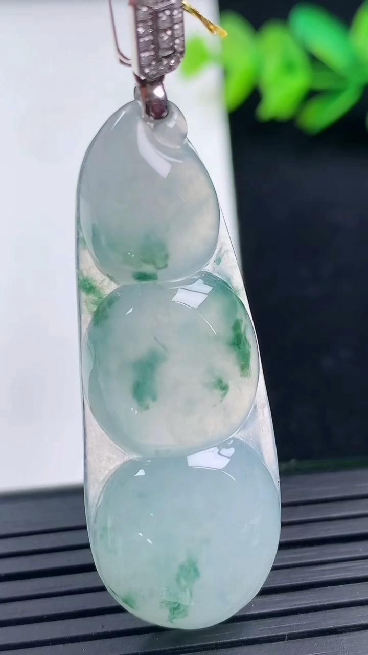天然A货翡翠种飘花福豆吊坠尺寸50.6-17.5-6.1重量:9.74g
3月16日