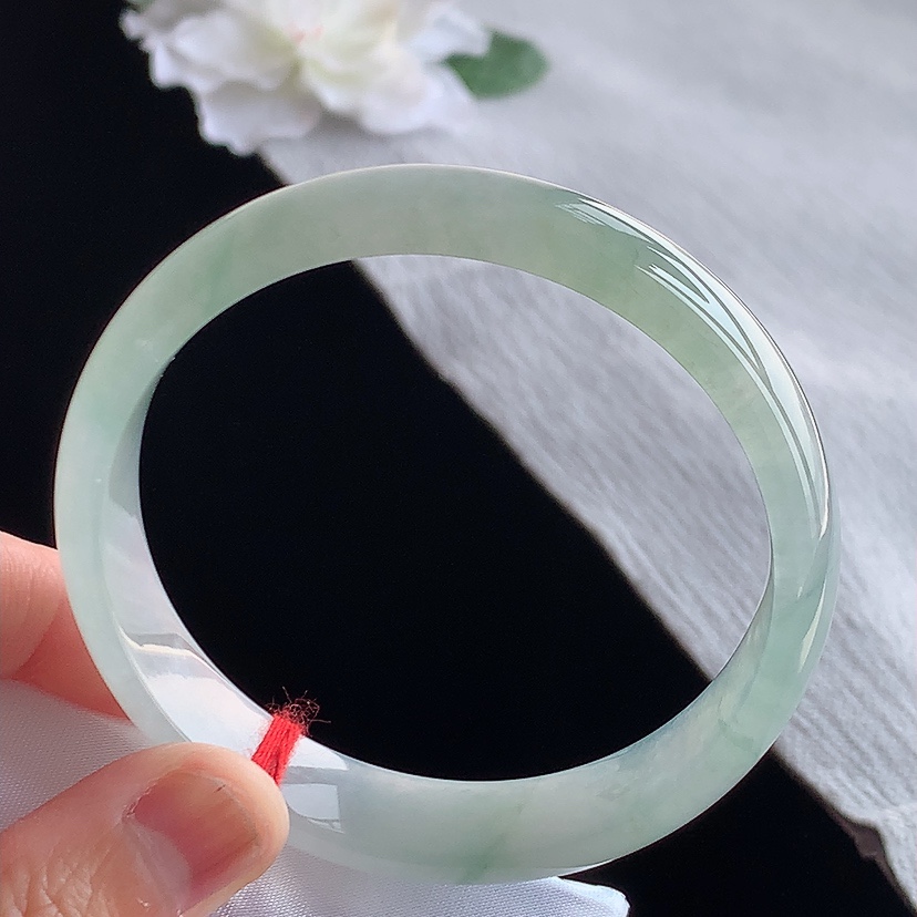 天然A货翡翠晴水正装正圈手镯58-59圈口 
尺寸58.5-13.2-6mm 0315