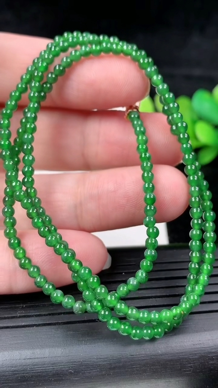 天然A货翡翠圆珠项链，尺寸4，重量:15.37g3月16日
工厂直销收藏佳品,种好水足，色泽均匀，有种有色，上手高大气！