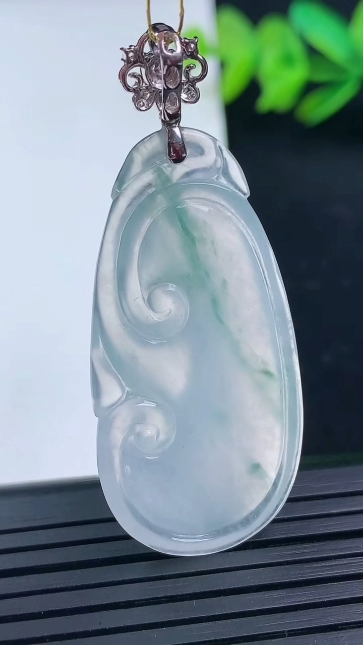 天然A货翡翠种飘花如意吊坠尺寸41-20.3-5重量:8.38g
3月16日