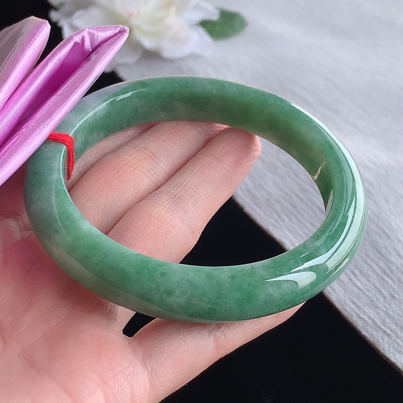 天然A货翡翠满绿正装正圈手镯62-63大圈口  
尺寸62-11.7-9mm 0315