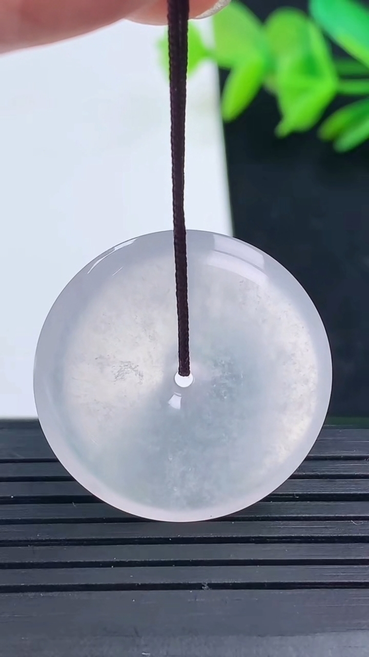 天然A货翡翠种白冰平安扣吊坠尺寸26.3-5.4重量:7.98g
3月16日