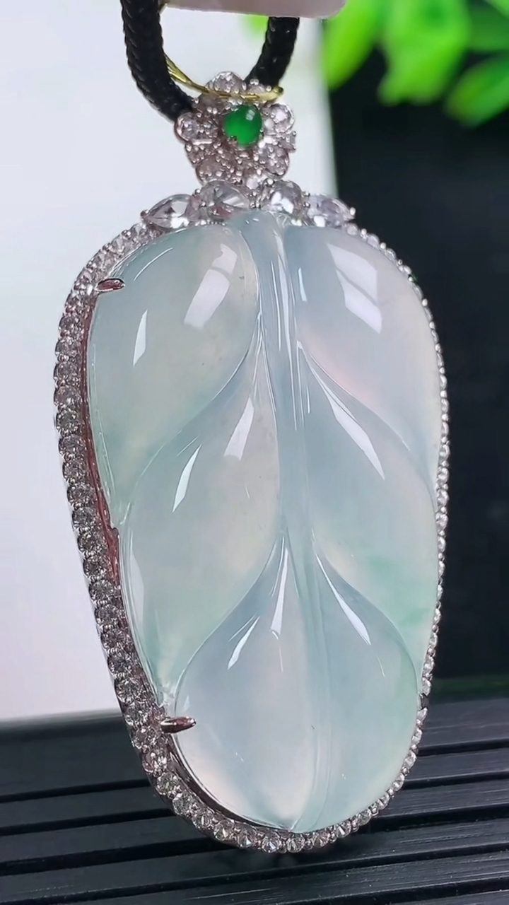 天然A货翡翠种白冰金枝玉叶 叶子吊坠尺寸46.6-23.4-9.9裸石35.6-21重量:12.43g
3月16日