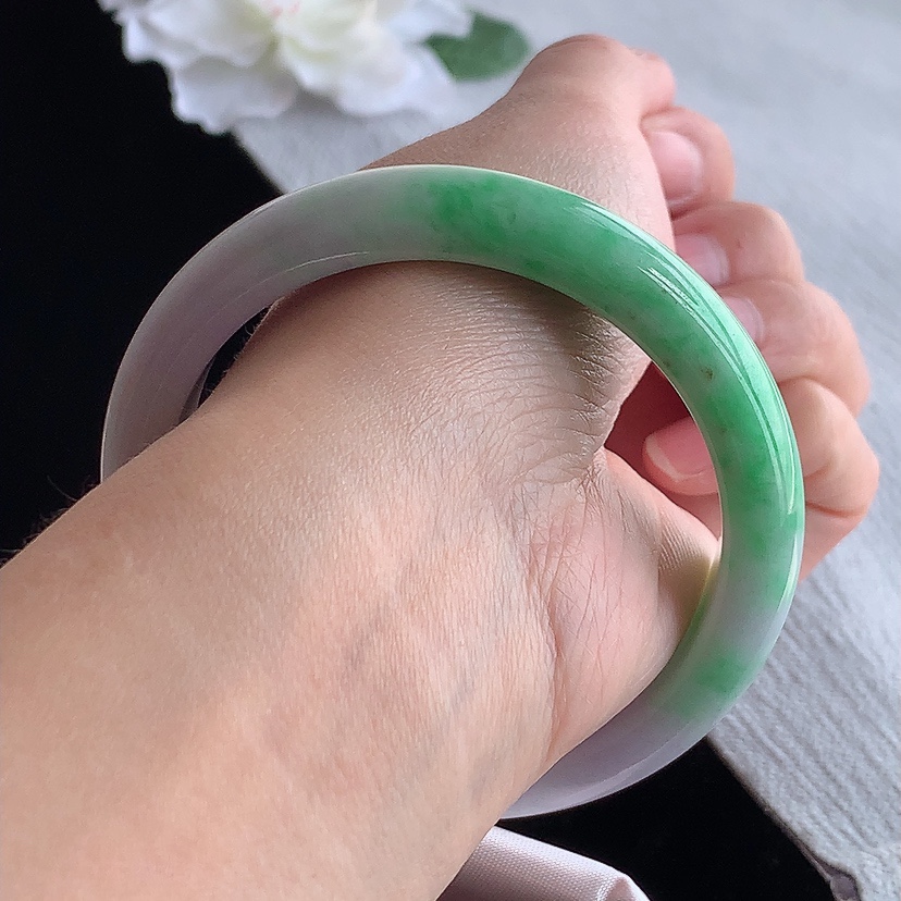 天然A货翡翠春带彩紫罗兰飘绿正装正圈手镯57-58圈口  
尺寸57-12.3-7.8mm 0315