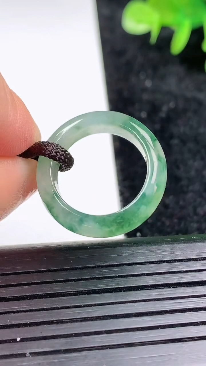 天然A货翡翠飘花素面玉指环 戒指，尺寸16.2-6-3.3，重量:3.18g2026年3月16日
工厂直销收藏佳品,种好水足，色泽均匀，有种有色，上手高大气！
​