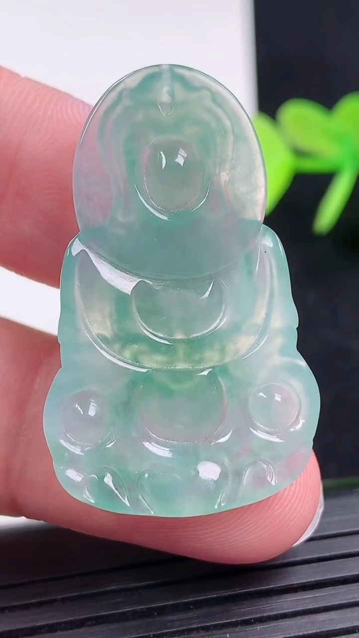 天然A货翡翠观音菩萨吊坠尺寸37.6-22.6-3.9重量:7.80g
3月16日