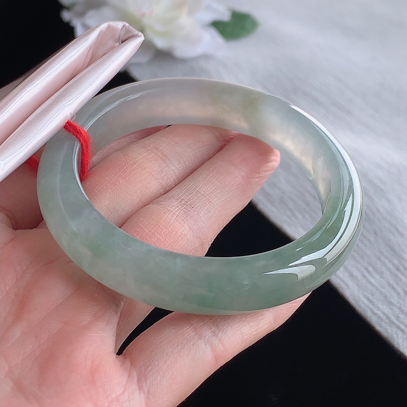 天然A货翡翠晴水正装正圈手镯53-54圈口 
尺寸53.8-11.4-8.2mm 0315