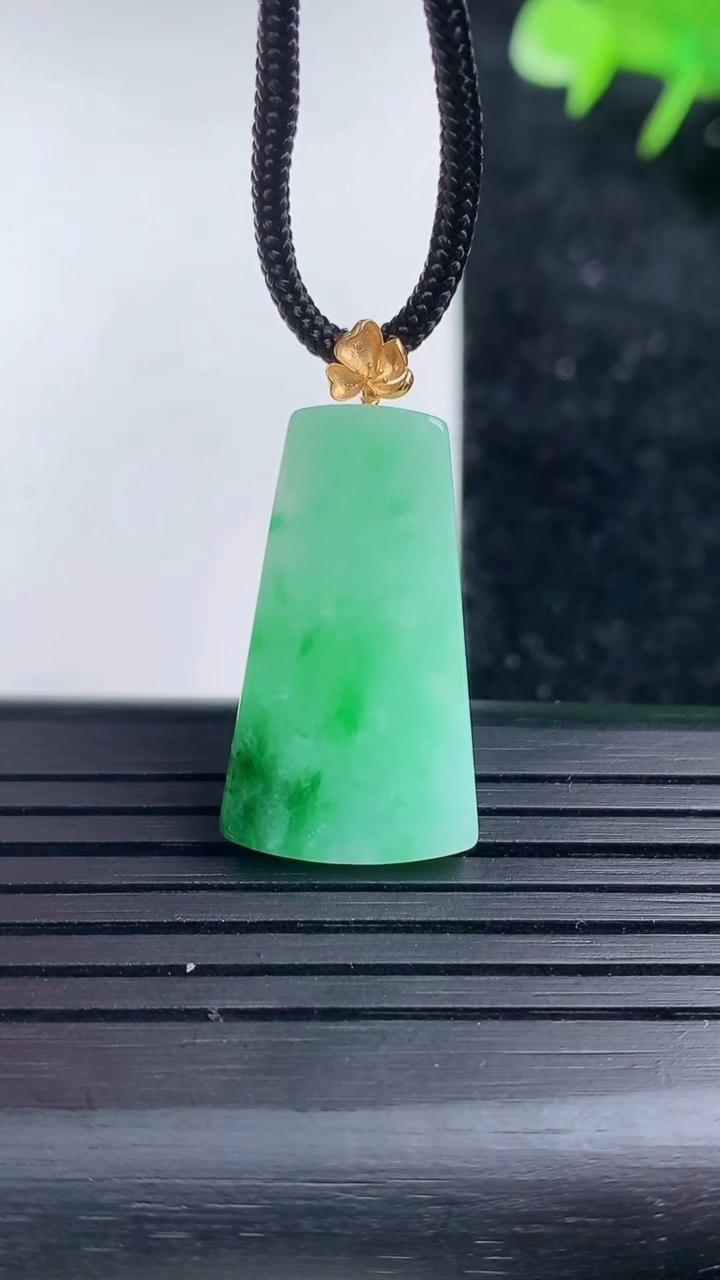 天然A货翡翠无事牌吊坠，尺寸25.5-14-3.2，重量:3.06g
3月16日