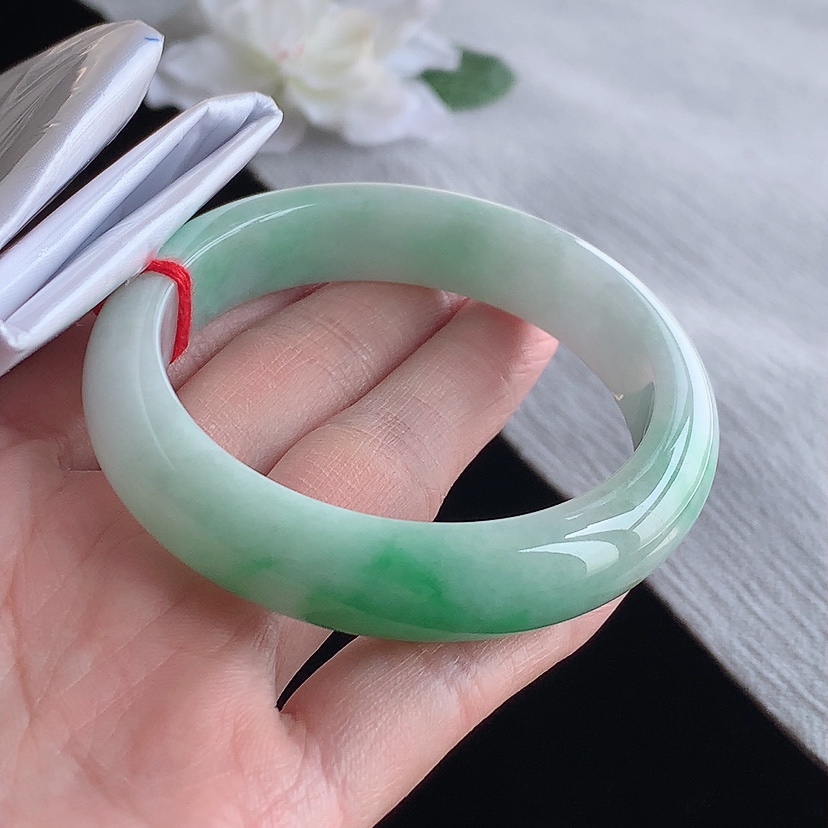 天然A货翡翠飘绿正装正圈手镯53-54圈口  
尺寸53.5-12.6-8mm 0315